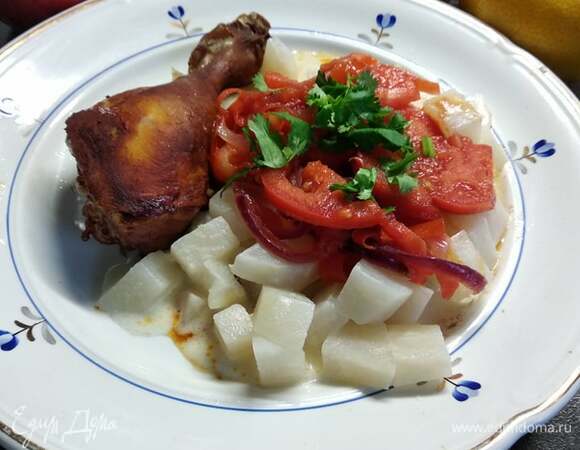 При подаче выкладываем помидоры на кольраби. Сверху посыпаем рубленой петрушкой. Рядом выкладываем курицу (или мясо, или рыбу). Приятного аппетита!