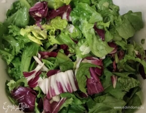 Подготовить салатный микс. Можно взять любой листовой салат.