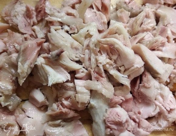 Нарезать вареную курицу.