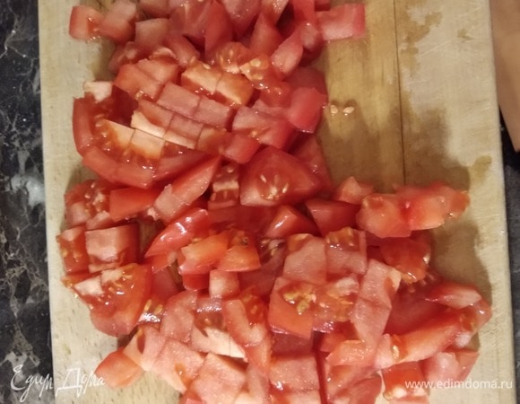 Достаточно мелко нарезать помидоры.