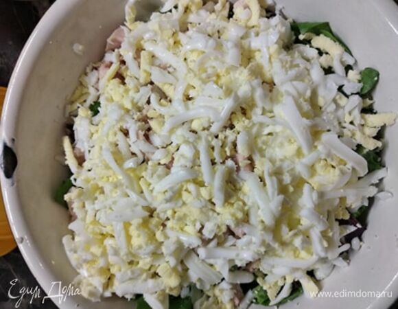 Яйца и сыр натереть на крупной терке. Все смешать, посолить по вкусу.