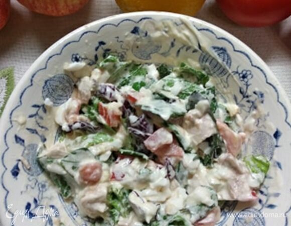 Заправить салат смесью из майонеза и греческого йогурта. Вместо йогурта можно использовать сметану. А можно просто заправить майонезом. Салат готов. Приятного аппетита!