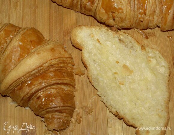 Круассан разрезать на две половинки.