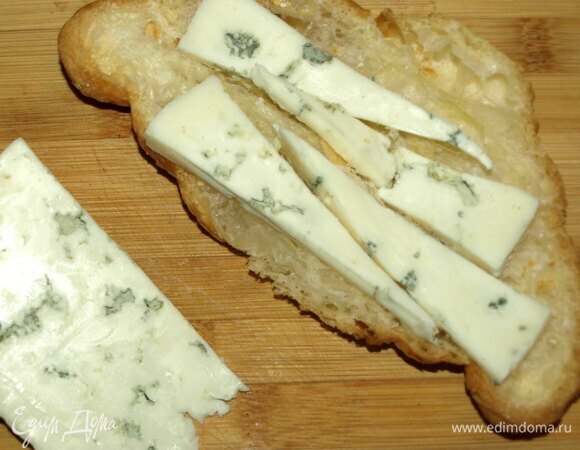 Сыр нарезать, 30 г выложить на нижнюю часть круассана.