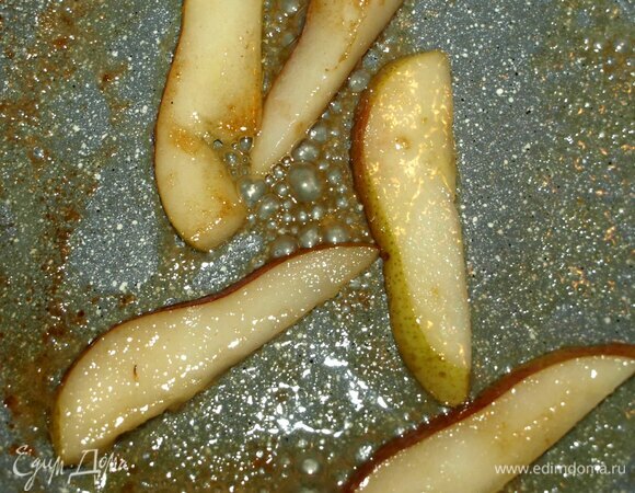 Половинку груши нарезать на длинные пластинки. Сковороду хорошо разогреть, добавить сливочное масло. Добавить груши, сахар и обжарить груши с двух сторон. Добавить коньяк и сразу снять с огня.