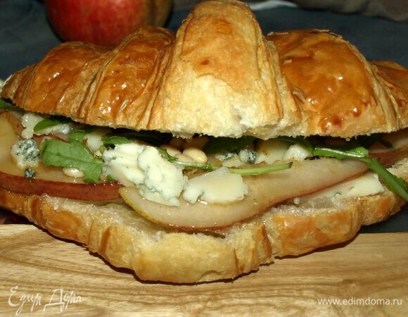 Закрываем второй половинкой круассана.