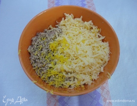 Для начинки белок с сахаром слегка взбить вилкой и смешать с орехами, цедрой и тертым сыром.