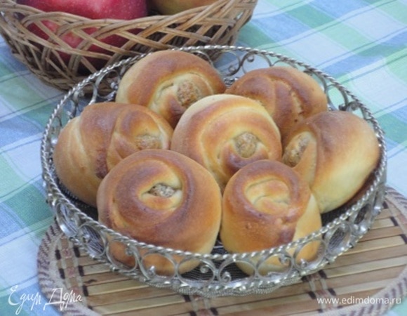 После расстойки смазать молоком с сахаром и выпекать 20–25 минут при температуре 180°C.