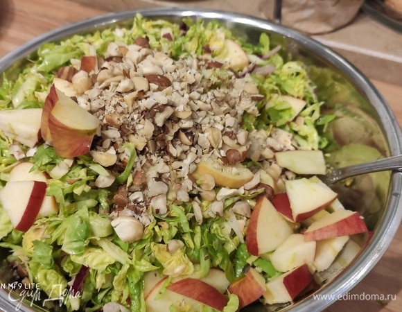 Для заправки соединить в емкости кленовый сироп (его можно заменить на любой другой подсластитель: мед, сахар, сироп агавы...) с горчицей и оливковым маслом. Посолить и поперчить. Влить яблочный уксус и взбить до состояния эмульсии. Теперь выложить в заправку нарезанную перьями небольшую красную луковицу и оставить лук мариноваться. В салат добавить обжаренный и нарезанный фундук. Не советую дробить орехи совсем мелко, с более крупными будет вкуснее. Смешать салат с заправкой.