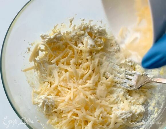 Добавьте тертый сыр.