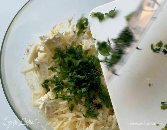 Добавьте мелко нарубленную зелень (петрушку, укроп). Берите две веточки петрушки и одну веточку укропа.