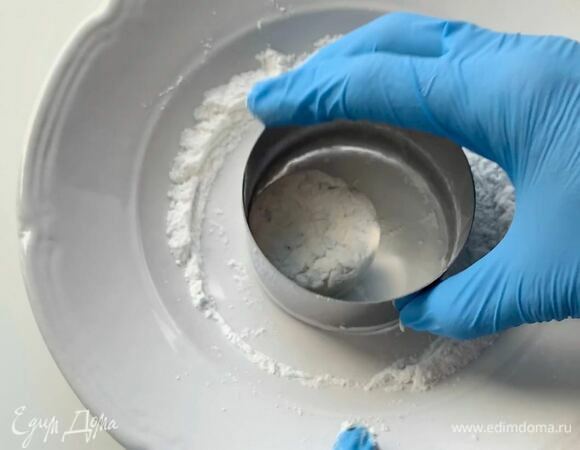 В миску насыпьте 1 ст. л. рисовой муки и круговыми движениями сформируйте сырники с помощью кулинарного кольца или широкого стакана.