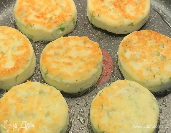 Переверните на другую сторону, убавьте огонь, накройте крышкой и обжарьте до готовности (еще около 5 минут). Подавайте как теплыми, так и холодными. Приятного аппетита!