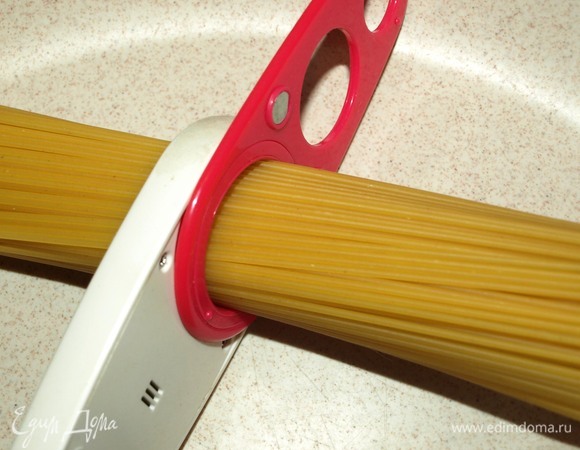 Орехи кешью залить теплой водой на 15 минут. Воду слить, орехи промыть. Готовим спагетти, как указано на пачке производителя. Пока готовятся спагетти, приготовим соус.