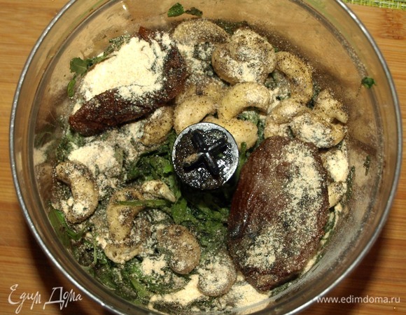 В чашу блендера кладем руколу, подготовленные орехи, вяленые томаты, чеснок, соль, перец, конопляное или оливковое масло. Соль и перец отрегулировать по своему вкусу.