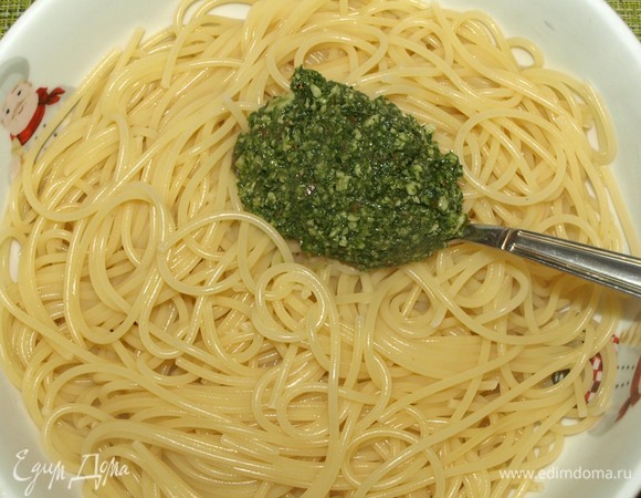 С готовых спагетти слить воду. Добавляем соус. Хорошо перемешиваем и сразу подаем.