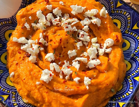 Готовую намазку переложить на тарелку, полить оставшимся маслом, сверху раскрошить немного брынзы и по желанию посыпать орегано и чили.