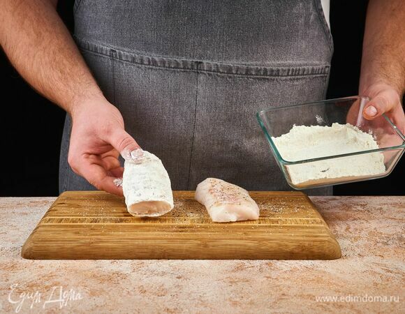 Обваляйте рыбу в муке.