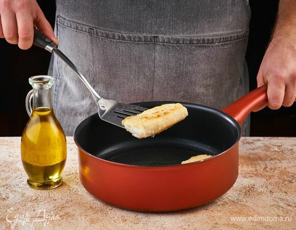 Пожарьте треску на сковороде с растительным маслом по одной минуте с каждой стороны.