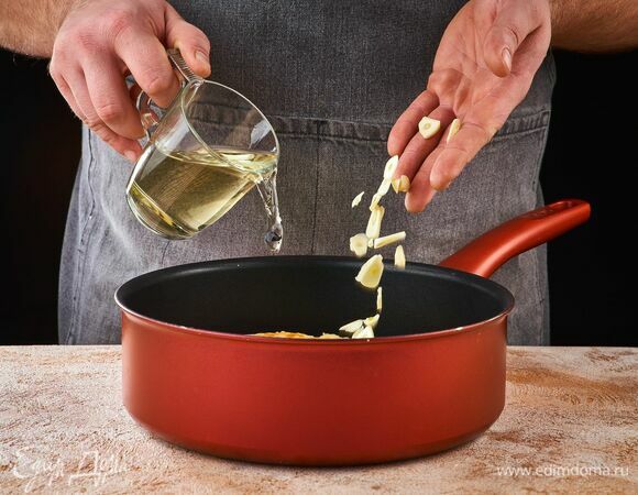 Добавьте рубленый чеснок, готовьте полминуты. Влейте вино и тушите 1 минуту.