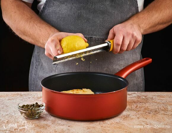 С половины лимона снимите цедру.