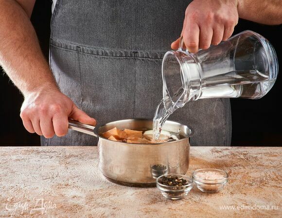 Выложите в кастрюлю рыбу, лук и морковь. Залейте водой, посолите, поперчите. Доведите до кипения и варите до готовности рыбы.