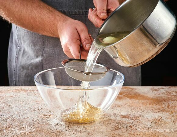 В разведенный желатин процедите рыбный бульон, лук выкиньте.