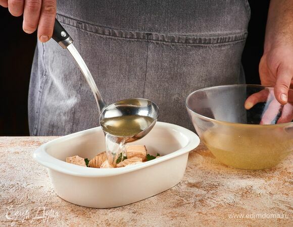 В форму для заливного выложите кусочки рыбы и морковь. Добавьте веточки петрушки. Залейте все рыбным бульоном. Поставьте в холодильник до полного застывания.