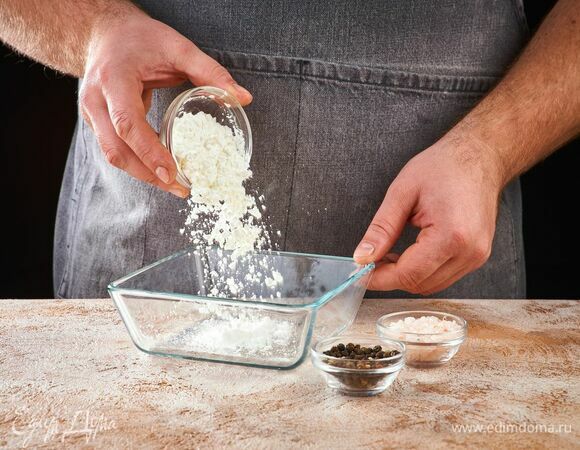 Крахмал перемешайте с солью и перцем.