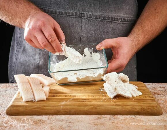 Обваляйте в этой смеси кусочки рыбы.