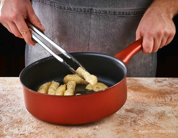 Разогрейте в сковороде оливковое масло, обжарьте палтуса со всех сторон до появления золотистой корочки.