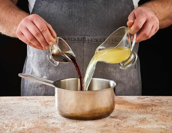 Приготовьте соус. В маленькой кастрюле соедините ананасовый сок и соевый соус.