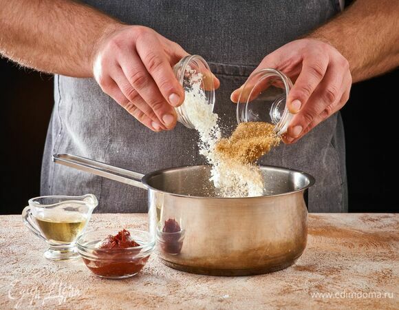 Добавьте сахар, крахмал, уксус и томатную пасту. Все перемешайте и прогрейте на небольшом огне, пока соус не загустеет.