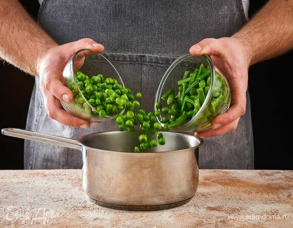 Зеленый горошек и стручковую фасоль опустите на несколько минут в кипящую воду, затем откиньте на дуршлаг.