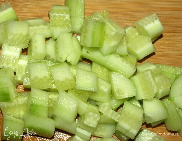 Огурцы очистить от кожуры. Нарезать кубиками.