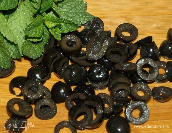 Маслины без косточек нарезаем кружочками.