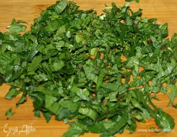Петрушку и мяту промыть, дать стечь воде. Мелко нашинковать.