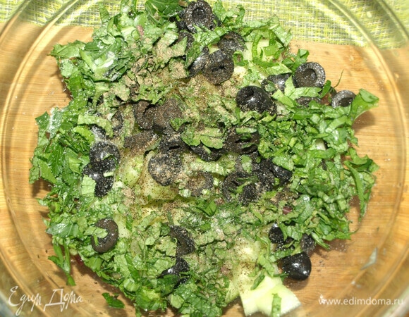 Ингредиенты соединить в миске, добавить соль и перец. Перемешать.