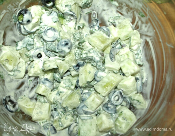 Добавить сметану. Перемешать. Салат готов.