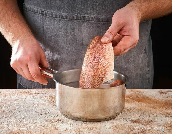 Отварите окуня в кипящей подсоленной воде на медленном огне в течение 5 минут. Воду слейте, рыбу слегка остудите.