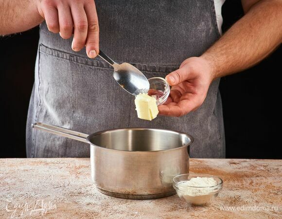 Растопите в сотейнике сливочное масло.