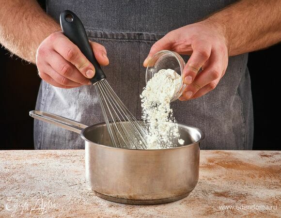 Вмешайте муку.