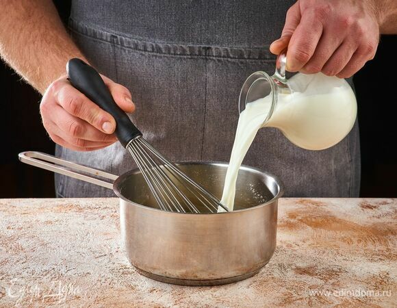 Влейте молоко, тщательно взбивая венчиком.