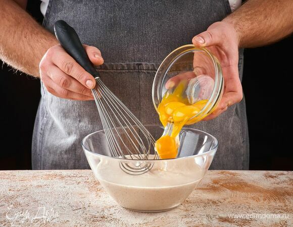 Отделите желтки от белков. Добавьте в получившуюся массу яичные желтки, тщательно взбейте.