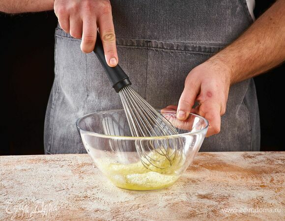 Отдельно взбейте охлажденные белки со щепоткой соли в крепкую пену.