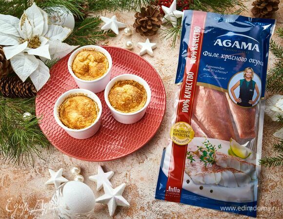 Готовое рыбное суфле подавайте из духовки сразу в формочках, потому что оно быстро оседает. Отличная закуска к вину готова. Приятного аппетита!