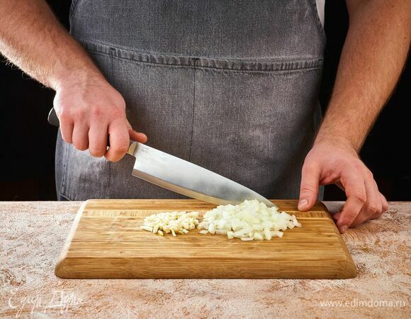Измельчите лук и чеснок.