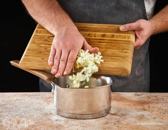 Обжарьте овощи в сотейнике на растительном масле.