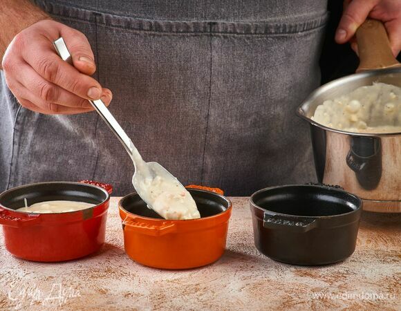 Разложите соус с креветками по кокотницам.