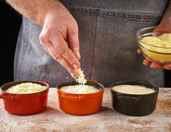 Сверху посыпьте тертым сыром. Запекайте в духовке, разогретой до 190°C, пока сыр не расплавится.